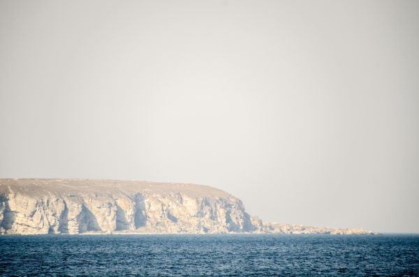 Skymt av en av Karlsöarna över havet